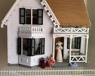 Fantastic dollhouse - perfect for any little girl