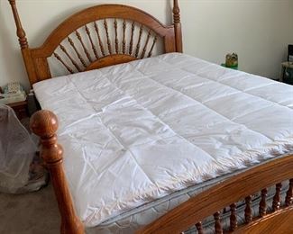 Queen size Lexington Recollections group spindle bed and footboard.  Mattress and box spring are in mint condition and included
