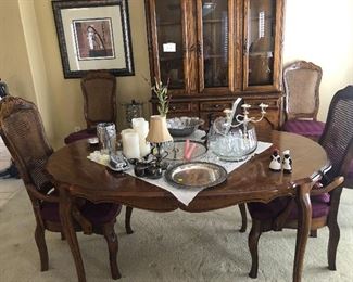  Beautiful dining room table with 6 chairs