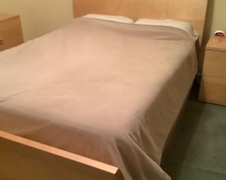 No mattress queen. Buy as a set ..