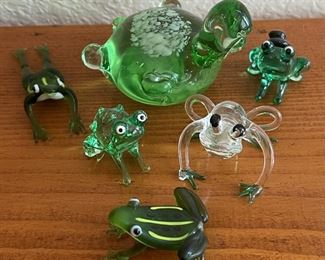 Small Collection Of Green Art Glass Frogs And Turtle