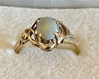 14k Gold And Opal Vintage Ring Size 6.25 Weighs 3.2 Grams