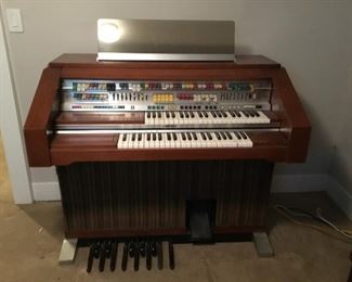 1976 Lowery the Contempo 80 with Magic Genie Organ. (42in H x 48,25in W x 28in D - 330lbs) 