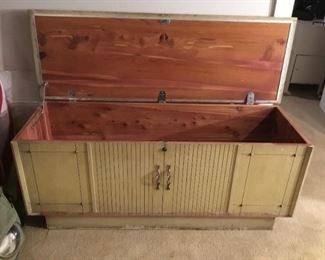 Vintage Lane Cedar Chest (50in W x 21.5in H x 17.5in D)
