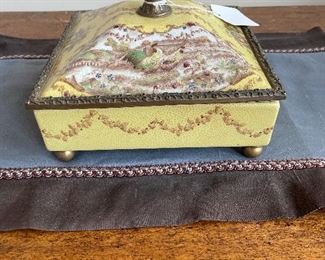 Wong Lee Chinese porcelain handpainted trinket box