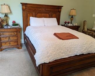 Thomasville: Full/Queen Bed, Nightstands