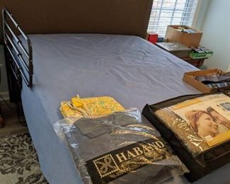 Serta Motion iSeries Adjustable Full/Queen Bed w/ headboard (like new condition)