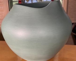 Jacquie Stevens Winnebago Studio Pottery Green Vase Jar Native American	9x6in diameter at opening	
