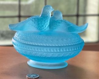 Westmoreland Love Birds Doves Lidded Andy Dish Blue Satin Glass	5x6x4.5in	
