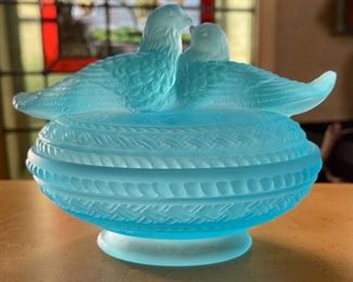 Westmoreland Love Birds Doves Lidded Andy Dish Blue Satin Glass	5x6x4.5in	

