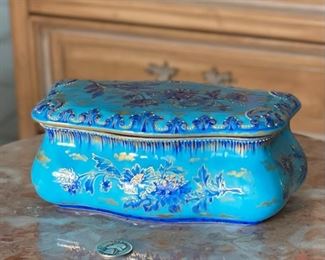 Vintage Hand Painted Porcelain Lidded box	3x7x4in	
