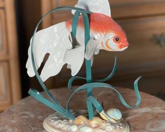 1987 FRANKLIN MINT The Golden Carp Porcelain Koi Fish By Artist William Kazmar	10 x 6 x 9in	

