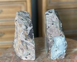 Light Blue Agate Geode Bookends	6.5 x 4.5 x 2.5in	HxWxD
