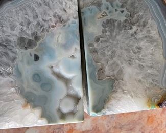 Light Blue Agate Geode Bookends	6.5 x 4.5 x 2.5in	HxWxD
