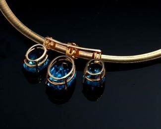 14k Gold & 3 Stone Blue Topaz Pendant Omega Necklace 	Necklace: 18in long 6mmx2mm Lg Stone: 20x15mm	

