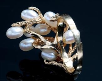 14k Gold & Pearl Cluster Ring 	Size: 7.5 Center: 24x19mm	
