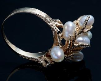 14k Gold & Pearl Cluster Ring 	Size: 7.5 Center: 24x19mm	
