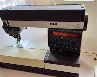 PFAFF CREATIVE 1471  SEWING MACHINE WITH MANUAL AND PEDAL