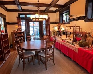WARM AND INVITING DINING ROOM DISPLAY