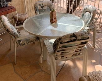 Patio Table w 4 Chairs
