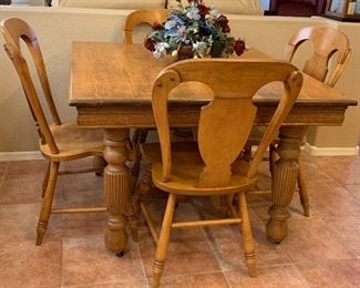 Antique Oak Dining Table w 4 Chairs and 5 Leaves (5 Turned Legs on Castors 42 x 42 w 5 ea 10 1/2" Leaves + 4 Chairs )