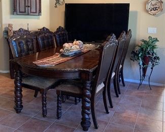 Dining Table w 8 Chairs and 2 Leaves