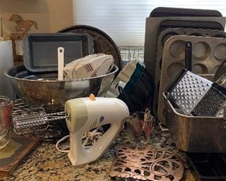 Bakeware, Hand Mixer