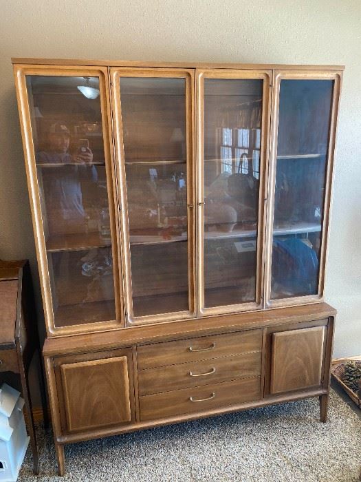 Broyhill Hutch with Large Glass Doors