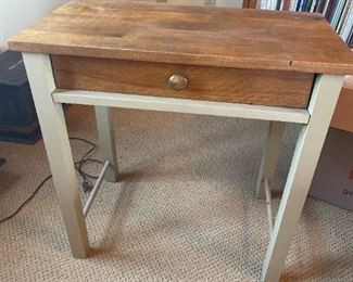 Cottage Style End TableHallway Table with Vintage Lamp and Table Runner