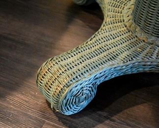 wicker table (table)
