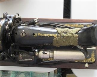 Early 1900s Singer Sewing Machine that still works.