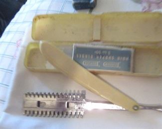 Excellent condition durham double razor blade with case and blades.