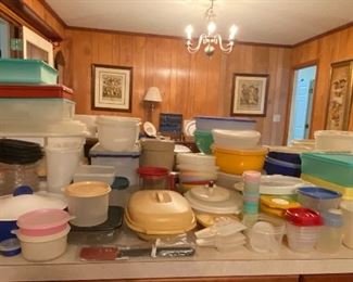 Assorted Tupperware, Rubbermaid and Kitchenware