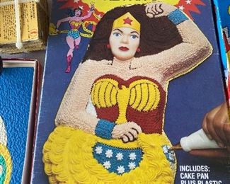 Wonder Woman Cake Pan Set