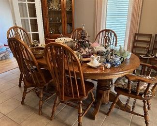 Beautiful Oak Table with leaf and 6 chairs