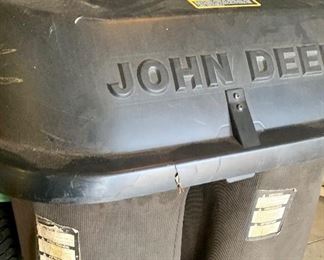 John Deere LT 160 riding mover