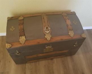 Vintage trunk in good condition