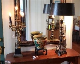 Foyer table, gilded mirror, Italian vase on stand, exquisite lamps