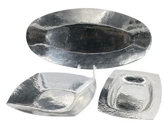 Lot 074
Hand Hammered Polished Aluminum Serving Group