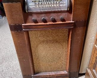 Old Vintage Radio. Needs work.