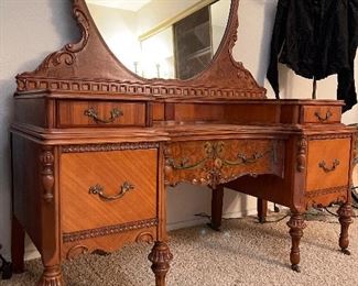 Antique Vanity in perfect condition.
