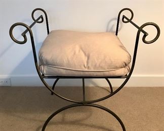 Curule iron bench with cushion