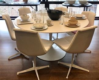 6 Knoll Richard Schultz dining chairs

Knoll Saarinen Tulip 54” table