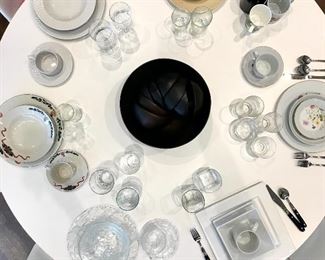 Overhead view 

Knoll Saarinen  tulip table

Various sets of table top
