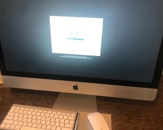 Apple Desk Top Computer with keypad, charging station & mouse
