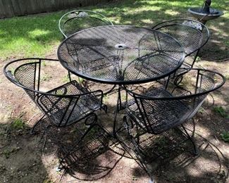 Very Nice Patio Table & Chairs.