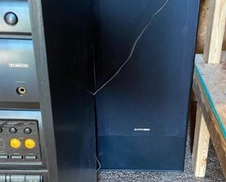 AWESOME PIONEER XR2000 25 DISC CHANGER AM/FM CASSETTE SYSTEM WITH TOWER SPEAKERS AND REMOTE AND SOUNDS INCREDIBLE.