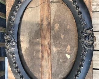 GORGEOUS OVAL ANTIQUE FRAME