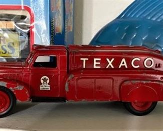 VINTAGE ERTLE TEXACO GAS TRUCK.