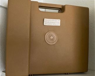 WOW OLD SCHOOL FISHER PRICE RECORD PLAYER.